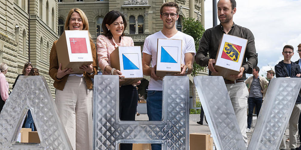 Vor dem Bundeshaus (von links nach rechts): Nationalrätin Petra Gössi, FDP-Parteipräsidentin, Regine Sauter Nationalrätin FDP/ZH, Nationalrat Andri Silberschmidt FDP/ZH und Nationalrat Christian Wasserfallen FDP/BE bei der Einreichung der Volksini...