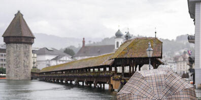 In der Stadt Luzern hat sich die Hochwasserlage in der Nacht auf Samstag nicht weiter verschärft. Wegen des Hochwassers sind die Fussgängerbrücken in Luzern zu.