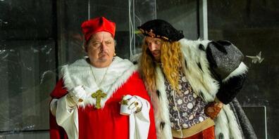 HANDOUT - Undatiertes Foto zeigt die Schauspieler Jürgen Tarrach (links) und Jan Thürmer bei einer Probe des Stücks "Luther" bei den Nibelungen-Festspielen in Worms. Das Stück hat heute Premiere. Foto: David Baltzer/Nibelungen-Festspiele Worms/dpa...