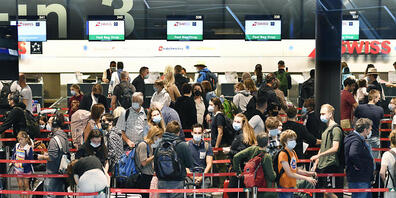 Das Passagieraufkommen am Flughafen Zürich ist zum Ferienstart deutlich angestiegen. Es liegt aber immer noch deutlich unter den Vorjahren. (Archivbild)