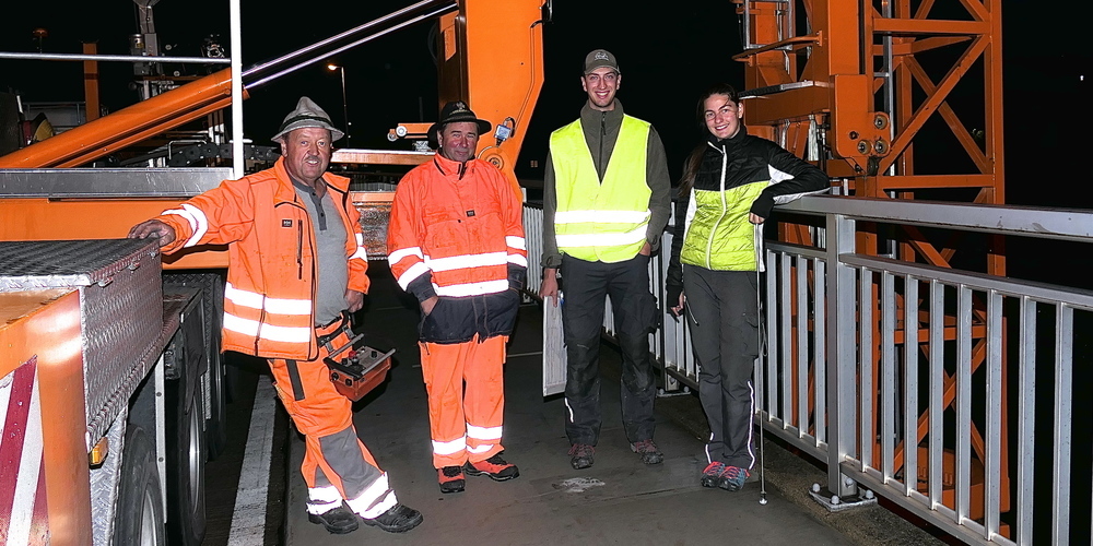 Die Arbeiter des Landesstrassenbauamts kontrollieren zu ungewöhnlicher Zeit den Zustand der Brücke