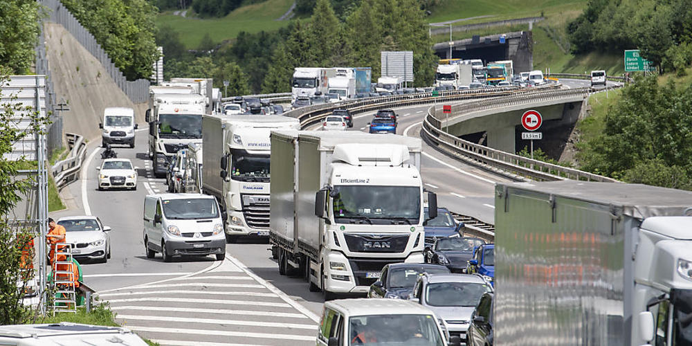 Die Autos stauen sich bereits auf mehreren Kilometern vor dem Gotthard. (Archivbild)