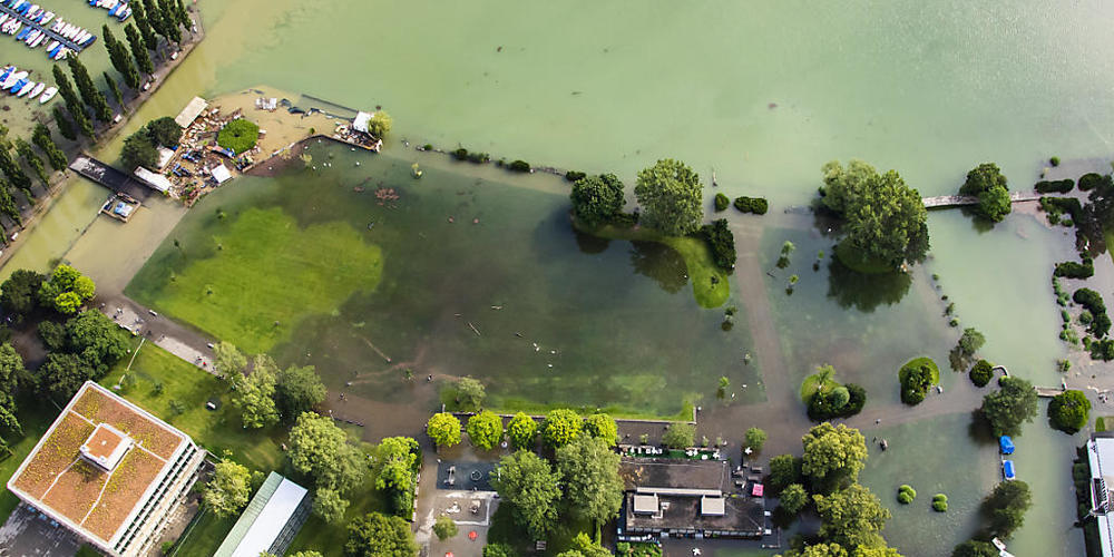 Luftaufnahme der Überschwemmungen am Strandboden am Bielersee.