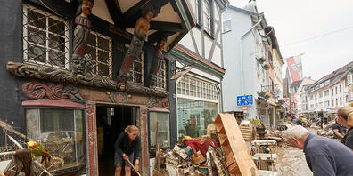 Anwohner und Ladeninhaber in Ahrweiler versuchen, ihre Häuser vom Schlamm zu befreien und unbrauchbares Mobiliar nach draußen zu bringen. Während in vielen Flutgebieten  die Aufräumarbeiten beginnen, wird in den Trümmern der Katastrophengebiete we...