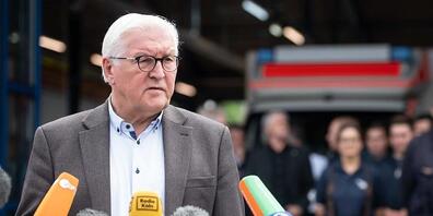 Bundespräsident Frank-Walter Steinmeier (SPD) sprach am Samstag bei einem Besuch in dem besonders stark heimgesuchten Überschwemmungsgebiet Erftstadt von Schäden, «die unsere Vorstellungskraft übersteigen». Nach dem langsamen Rückzug der Wassermas...