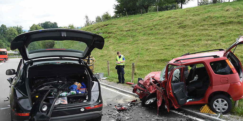 Bei einem Unfall in Lütisburg SG ist am Freitagabend eine 21-jährige Frau in ihrem Auto eingeklemmt worden. Sie wurde schwer verletzt.