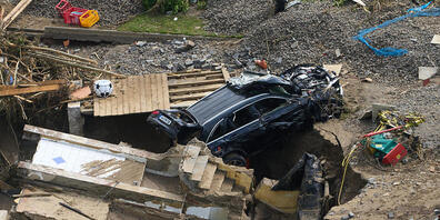 dpatopbilder - Häuser und Autos im Ahrtal im Ortsteil Walporzheim sind zerstört. Foto: Thomas Frey/dpa