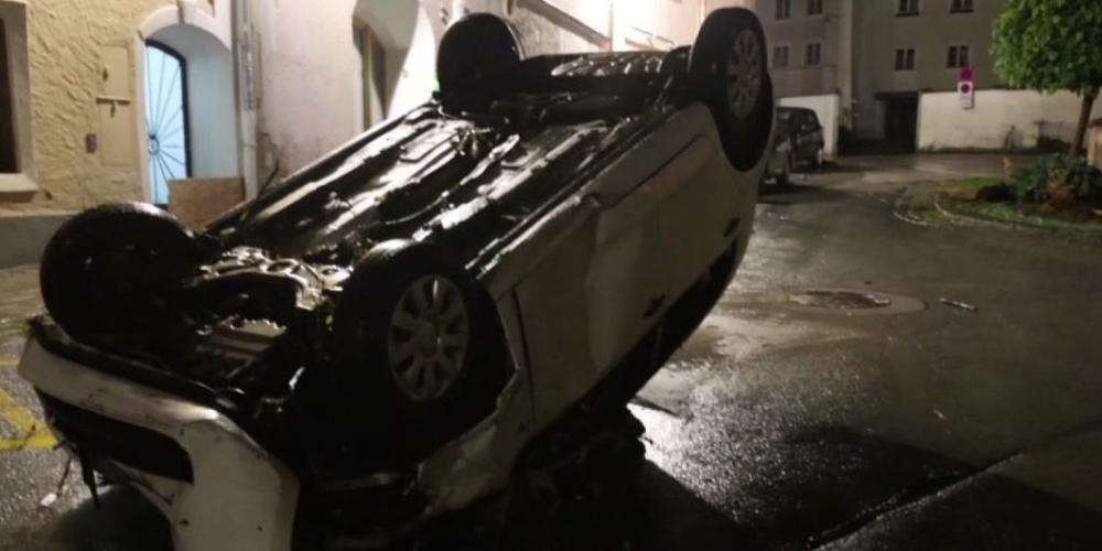 Ein Auto wurde von den Fluten mitgerissen und liegt nun kopfüber auf der Straße. Foto: TNN/dpa