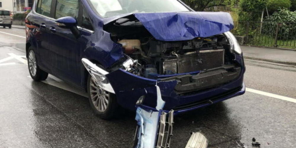 Beim Lichtsignal Bahnhofstrasse in Rebstein SG prallte am Samstagnachmittag eine 26-jährige Autofahrerin mit ihrem Fahrzeug frontal gegen das Heck eines stehenden Autos. Eine 51-jährige Frau wurde dabei leicht verletzt.