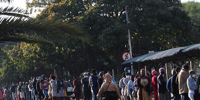 Eine lange Schlange vor einem Einkaufszentrum in Durban. Foto: --/AP/dpa