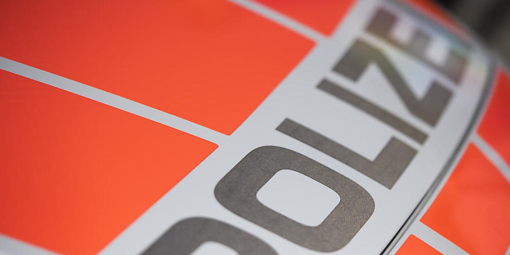 Ein 25-jähriger Fussgänger ist am Sonntagmorgen in Luzern von einem Auto angefahren worden. Der Mann erlitt lebensbedrohliche Verletzungen. (Symbolbild)