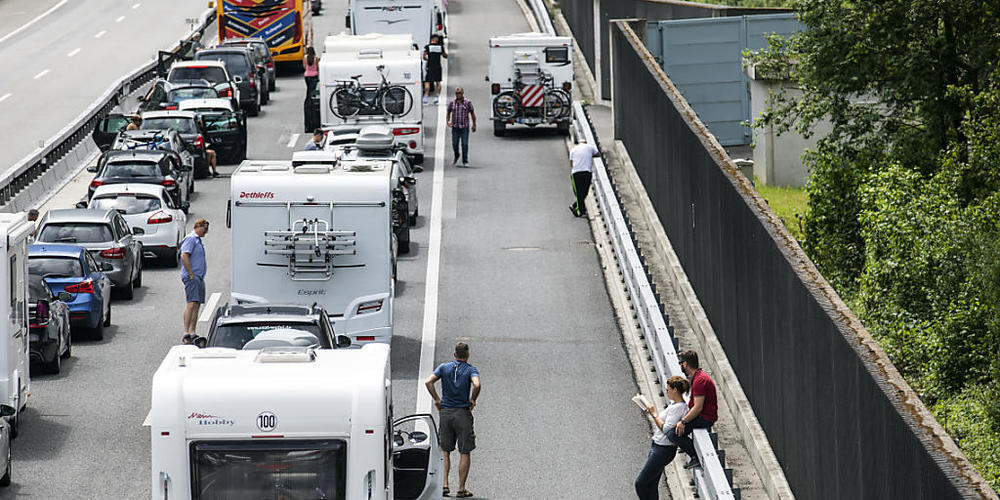 Die Autos stauen sich vor dem Gotthardtunnel. (Archivbild)