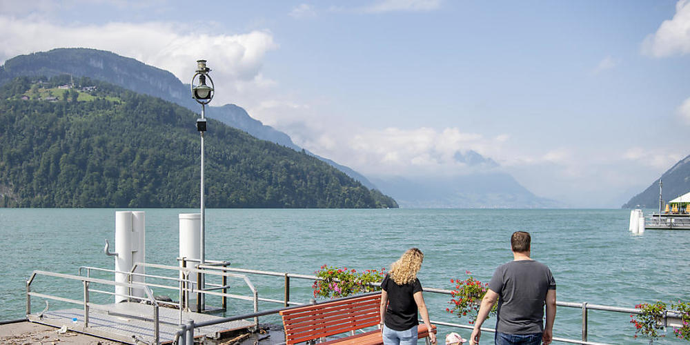 Das Hochwasserpegel des Vierwaldstättersees sinkt, wie hier beim Schiffsanlegeplatz in Brunnen im Kanton Schwyz. Das schöne Wetter trägt dazu bei.