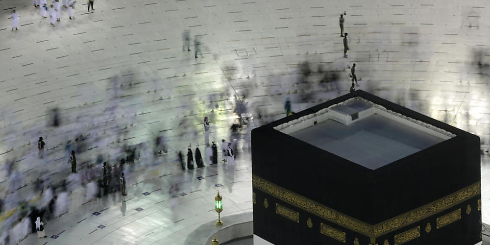 Gläubige umrunden die Kaaba in der Großen Moschee in Mekka. Saudi-Arabien hat wegen der Corona-Pandemie strenge Hygiene-Auflagen für die muslimische Wallfahrt Hadsch erteilt. Rund 36 000 Menschen reisten dem Nachrichtensender Al-Akhbarija zufolge ...