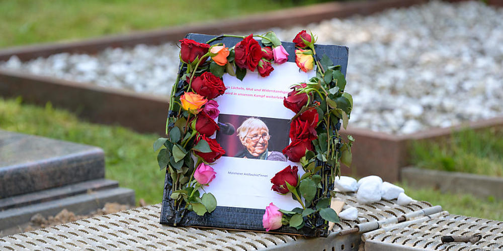 Ein Schild mit einem Foto von Esther Bejarano steht neben ihrem Grab auf dem Jüdischen Friedhof in Hamburg-Ohlsdorf. Die KZ-Überlebende Bejarano ist am Sonntag dort beigesetzt worden. Die Musikerin und Aktivistin war am 10. Juli nach kurzer schwer...