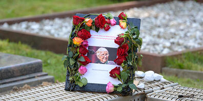 Ein Schild mit einem Foto von Esther Bejarano steht neben ihrem Grab auf dem Jüdischen Friedhof in Hamburg-Ohlsdorf. Die KZ-Überlebende Bejarano ist am Sonntag dort beigesetzt worden. Die Musikerin und Aktivistin war am 10. Juli nach kurzer schwer...