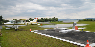 Auch auf dem Gelände des Flugplatzes Lachen-Wangen kam es zur Bildung von grösseren Pfützen.