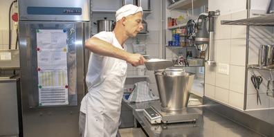Gabriel Gmür gehört zu den Gründervätern der allseits bekannten Gelateria El Bertin. Auch heute ist er noch in der Produktionsstätte der selbstgemachten Glacévariationen anzutreffen.