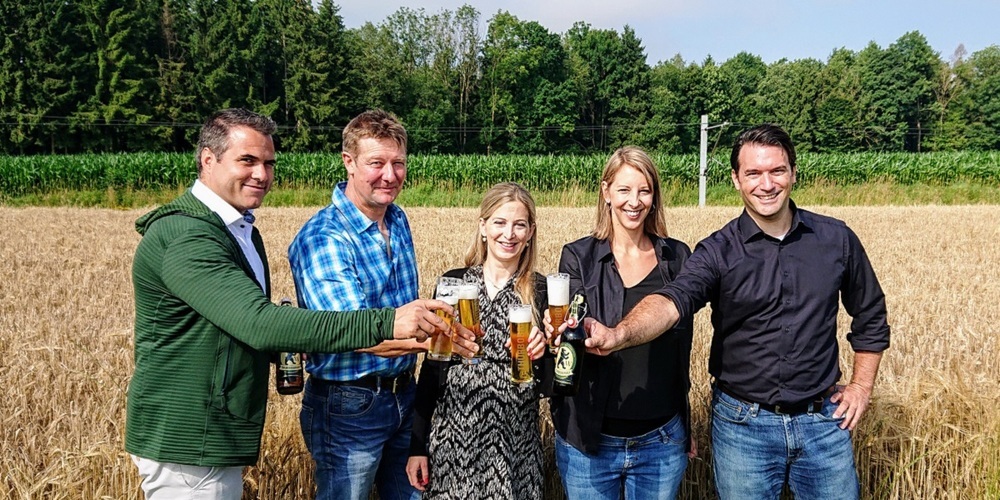 Prost auf einen guten Jahrgang Thurbobräu 2021: v. l. Manuel Domeisen (Oldtimer & IT, IdéeWil) , Marcel Rickenmann (Gerstenbauer) , Claudia Keel (Braumeisterin Sonnenbräu AG, Rebstein), Katharina Flückiger (Finanzchefin IdéeWil) und Patrick Meyenberger (Präsident IdéeWil).