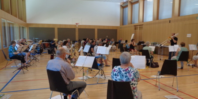 Die Musikantinnen und Musikanten proben auf dem Arenenberg. 
