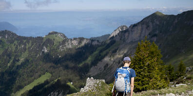 Ein Wanderer unterwegs bei Leysin in den Waadtländer Alpen. (Archivbild)