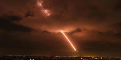 ARCHIV - Archivbild: Israels Iron-Dome-Raketenabwehrsystem fängt Raketen ab. Foto: Bashar Taleb/APA Images via ZUMA Wire/dpa