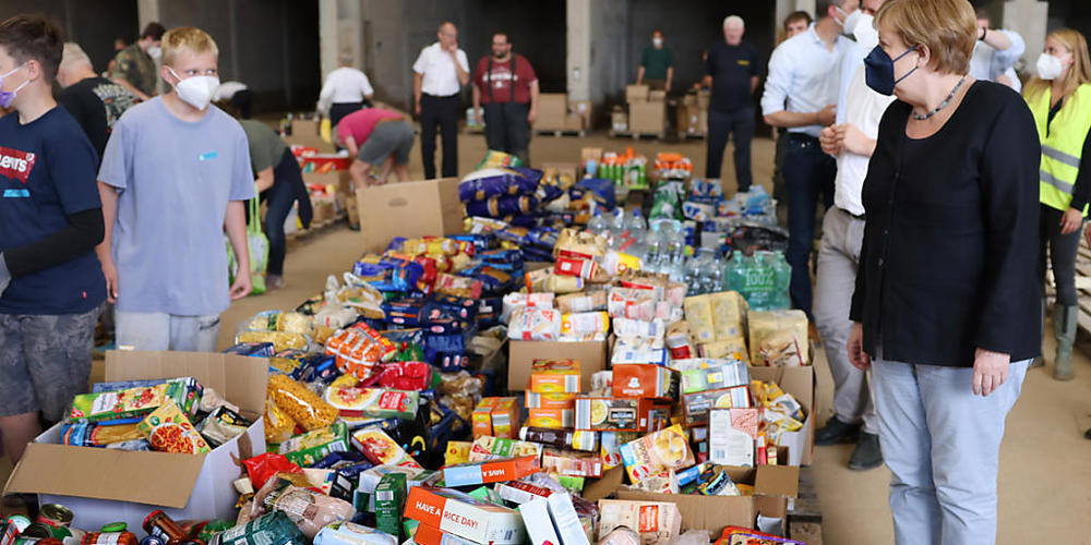 dpatopbilder - Bundeskanzlerin Angela Merkel besichtigt ein Lager mit Lebensmitteln bei ihrem Besuch im vom Hochwasser betroffenen Gebiet von Bad Münstereifel. Foto: Oliver Berg/dpa-Pool/dpa