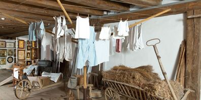 Schaudepot St. Katharinental: Hölzerner Vorgänger des heutigen «Stewis» mit Originalwäsche aus Urgrossmutters Zeit, ausgestellt im Schaudepot St. Katharinental. 