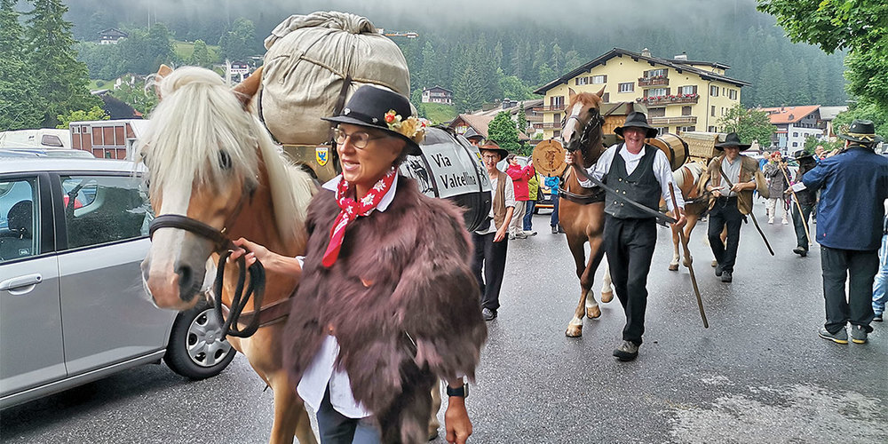 Der Dorfumzug in Klosters stiess auf grosses Interesse.