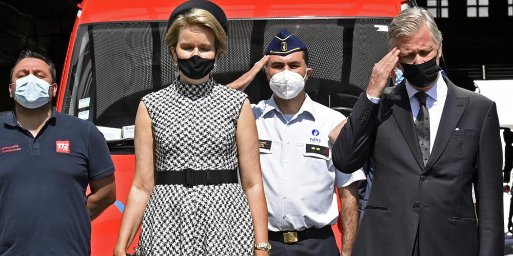 Königin Mathilde von Belgien und König Philippe von Belgien (r) halten eine Schweigeminute ab. Belgien gedenkt heute im Rahmen eines Staatstrauertags der Opfer der Hochwasserkatastrophe. Nach Angaben des Nationalen Krisenzentrums starben in Belgie...