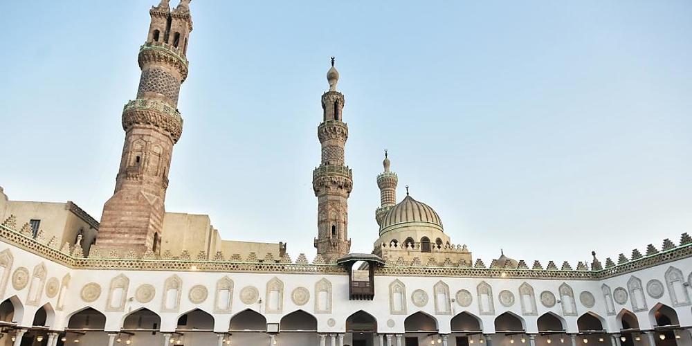 Ägyptische Muslime besuchen das Eid al-Adha-Morgengebet in der Al-Azhar-Moschee. Das Opferfest Eid al-Adha gilt als wichtigste islamische Feier und wird von Gläubigen auf der ganzen Welt gefeiert. Es erinnert an die Bereitschaft Abrahams, einen se...