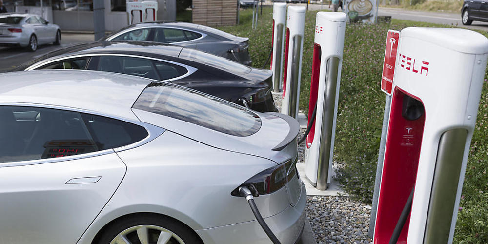 Der Elektroautopionier Tesla will seine Schnell-Ladestationen auch für Dritte öffnen. (Archivbild)