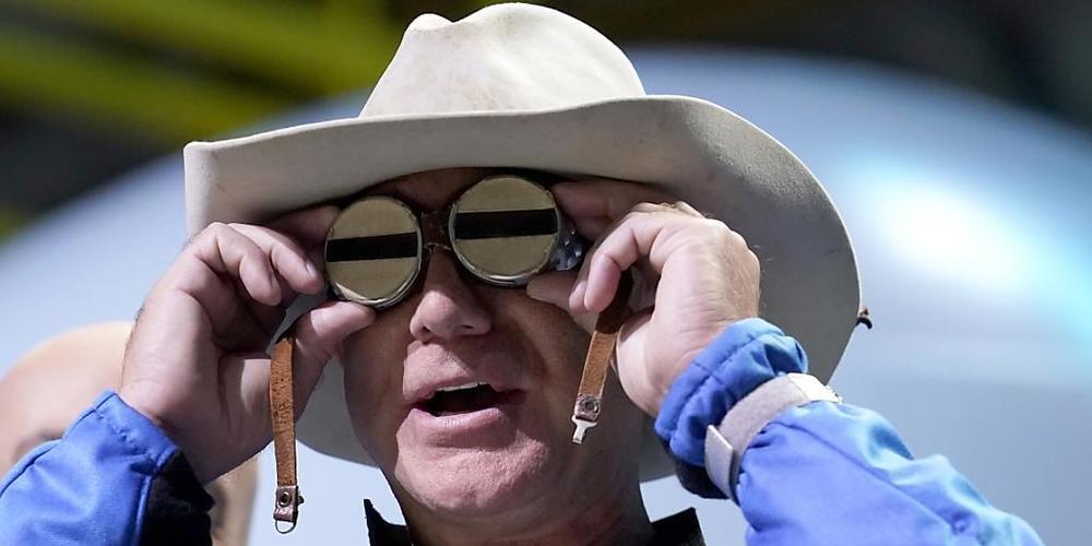 dpatopbilder - Jeff Bezos, Gründer von Amazon und des Weltraumtourismus-Unternehmens Blue Origin, bei einer Pressekonferenz. Foto: Tony Gutierrez/AP/dpa