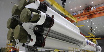 Die russische Proton-M Trägerrakete mit dem Nauka-Modul während der Montage. Heute Abend soll's losgehn zur ISS (Archivbild)