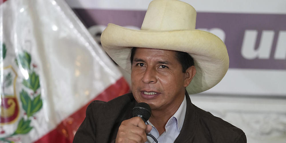 ARCHIV - Pedro Castillo spricht auf einer Pressekonferenz in seiner Wahlkampfzentrale. Foto: Martin Mejia/AP/dpa