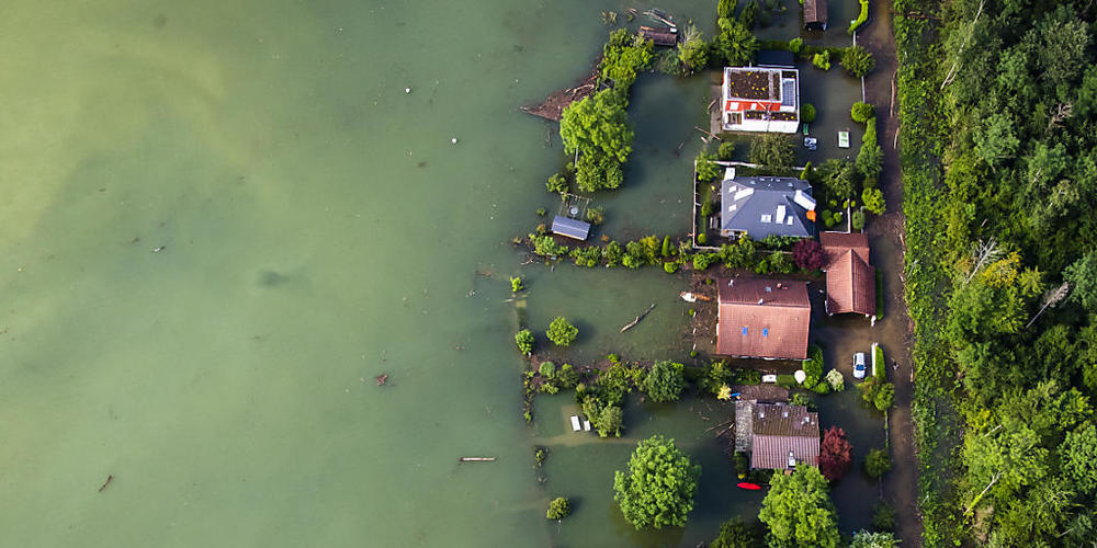 Überschwemmte Häuser am 16. Juli in Sutz am Bielersee.