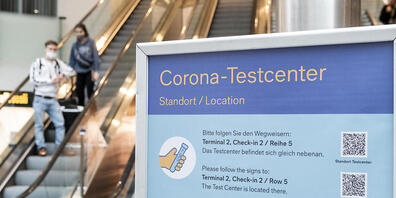 Plakate zeigen den Weg zum Covid-Test am Flughafen in Zürich. (Archivbild)