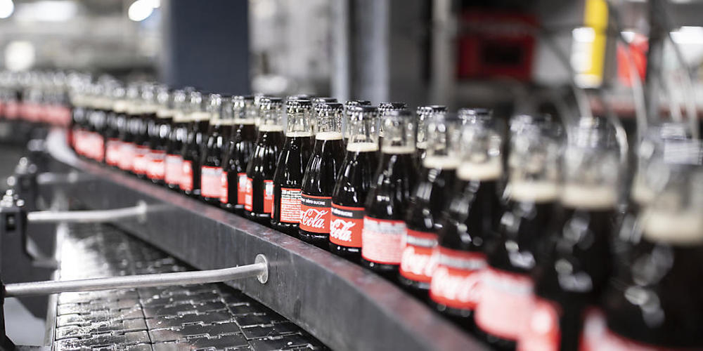 Die Coca-Cola-Abfüllanlagen laufen auf Hochtouren. (Archivbild)