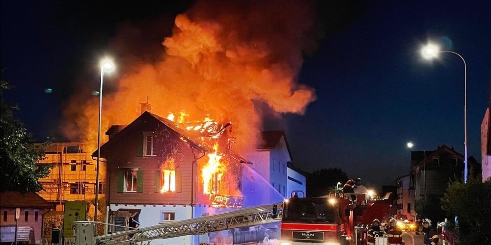 Das Feuer brach bei einem Gebäude an der Seestrasse in Bäch (SZ) aus.