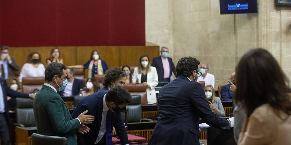 Juanma Moreno, Regionalpr&#8240;sident von Andalusien, Juan Marin, Regionalvizepr&#8240;sident, und mehrere Abgeordnete, stehen auf, nachdem sie eine Ratte im Parlament gesichtet haben. Foto: MarÌa JosÈ LÛpez/EUROPA PRESS/dpa