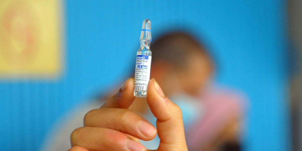 ARCHIV - Eine Mitarbeiterin eines Gesundheitsdienstes in Tunis hält ein Fläschchen mit dem Corona-Impfstoff "Sputnik V" aus Russland. Foto: Chokri Mahjoub/ZUMA Wire/dpa