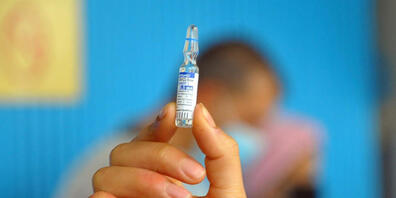 ARCHIV - Eine Mitarbeiterin eines Gesundheitsdienstes in Tunis hält ein Fläschchen mit dem Corona-Impfstoff "Sputnik V" aus Russland. Foto: Chokri Mahjoub/ZUMA Wire/dpa