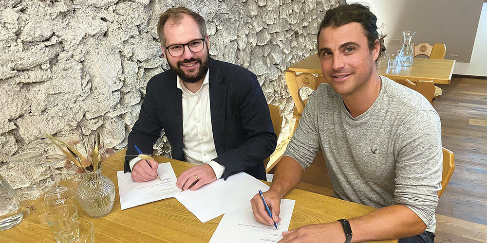 Severin Geisseler (ehemaliger Präsident Regionalpartei CVP Landquart, links) und Martin Tanner (ehemaliger Präsident BDP Herrschaft) bei der Unterschrift des Fusionsvertrages.
