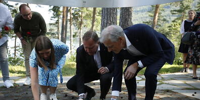 Astrid Hoem, Vorsitzende der AUF,  Stefan Löfven, Ministerpräsident von Schweden, und Jonas Gahr Støre, Vorsitzender der norwegischen Arbeiterpartei, legen Blumen nieder. Foto: Beate Oma Dahle/NTB/dpa