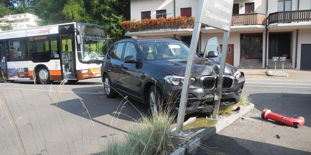 Durch die Kollision wurde das Fahrzeug in einen Hydranten und eine Werbetafel gestossen.