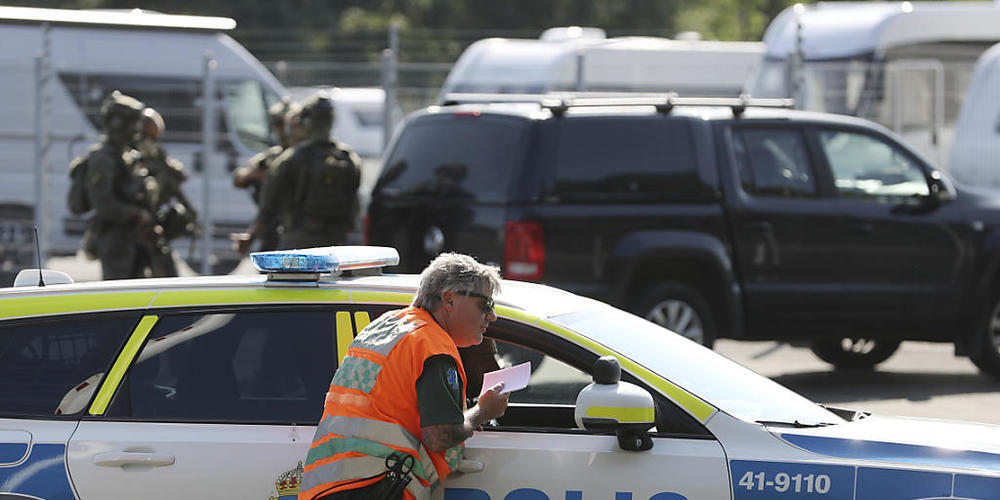 Polizisten arbeiten am Einsatzort. Zwei Insassen einer geschlossenen Haftanstalt in Schweden hatten nach Medienberichten zwei Wärter als Geiseln genommen. Nach ihrer bizarren Forderung nach der Lieferung von 20 Pizzen mit Döner-Auflage hat die Beh...