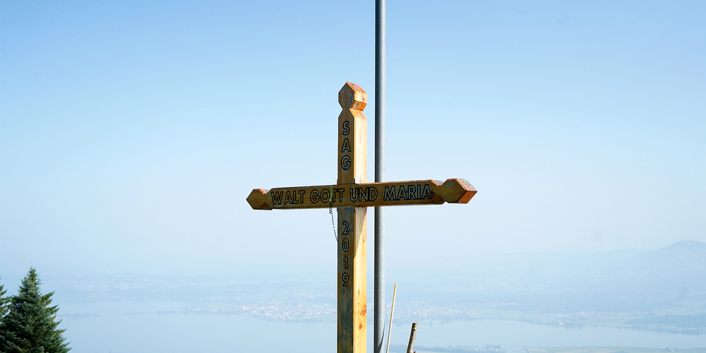  Hinter dem Kreuz  der Silvester-Ausscheller steht eine Mess-Station der  Märchler Delta- und  Gleitschirmvereinigung.
