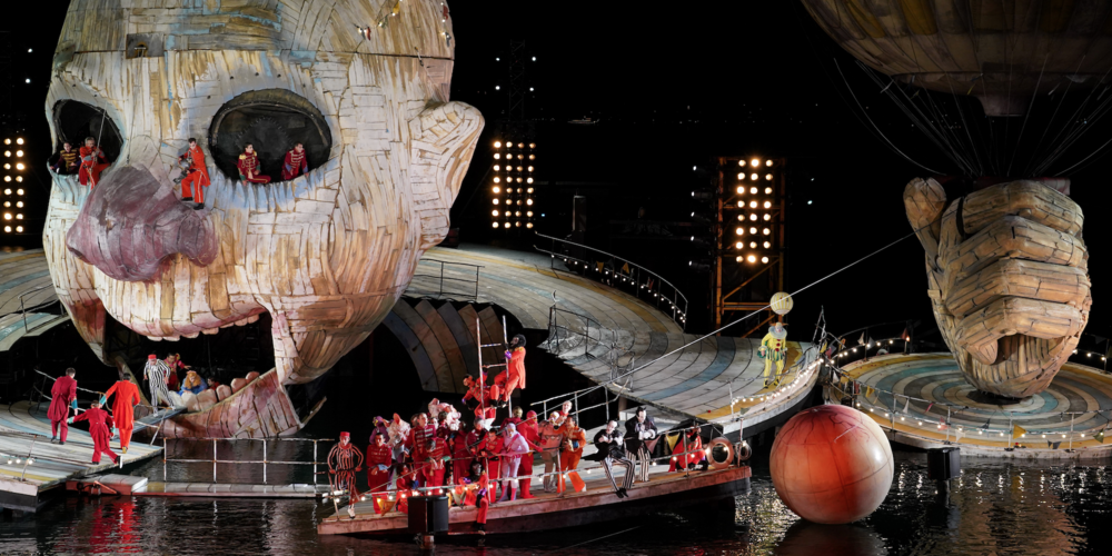 Der Clownskopf dominiert die Seebühne und das Spielgeschehen