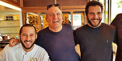 Michel Péclard (mitte) und sein Geschäftspartner Florian Weber (rechts) freuen sich auf das neueste Projekt. 