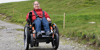 Menschen mit Gehbehinderung können neu auf der Madrisa einen  geländegängigen Rollstuhl JST Mountain Drive mieten und damit  verschiedene attraktive Wanderungen unternehmen. 